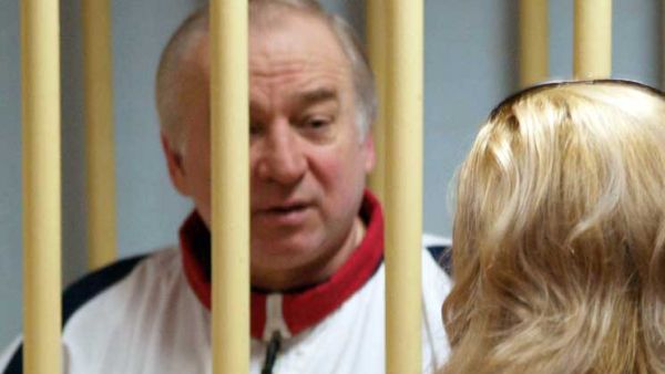 الاشتباه بتسميم عميل مزدوج روسي سابق وابنته بمادة لا تزال مجهولة