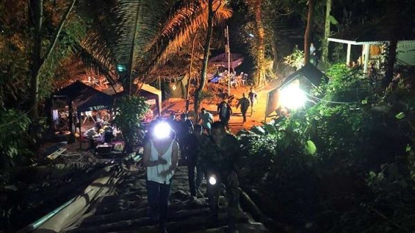 فرق الإنقاذ نقلت الصبية ومدربهم إلى المستشفى لإجراء الفحوص الطبية اللازمة لهم