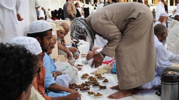 معتمرون يكسرون صيامهم في الحرم المكي/ا.ف.ب