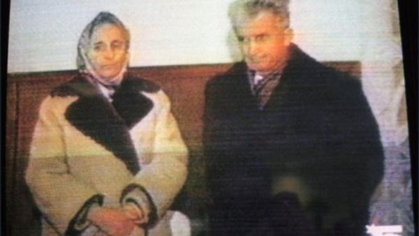 نيكولاي تشاوشيسكو وزوجته ايلينا يوم اعدامهما في 25 كانون الاول/ديسمبر 1989