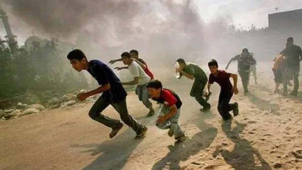 ارشيف/فلسطينيون في غزة يفرون من غارة اسرائيلية