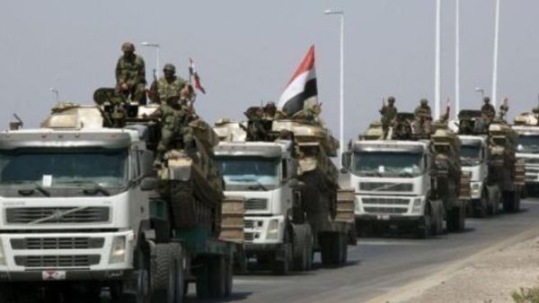 آليات عسكرية سورية في احد شوارع حماة
