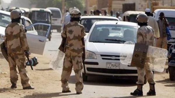 رجال شرطة بشارع في الخرطوم