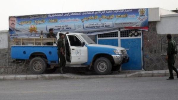 تزامنت المواجهات مع وصول تعزيزات عسكرية كبيرة بينها مدرعات ودبابات إلى مدينة لودر