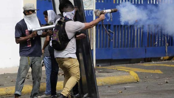 جاءت المظاهرات في البداية احتجاجا على فرض ضرائب جديدة 