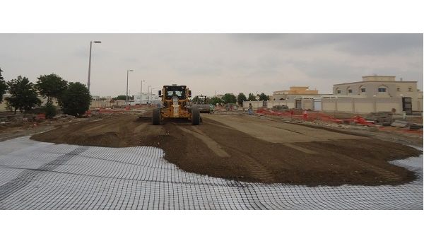 Plastic networks are used in sustainable roads design, construction and pavement, besides recycling asphalt pavement layers to rehabilitate old roads.