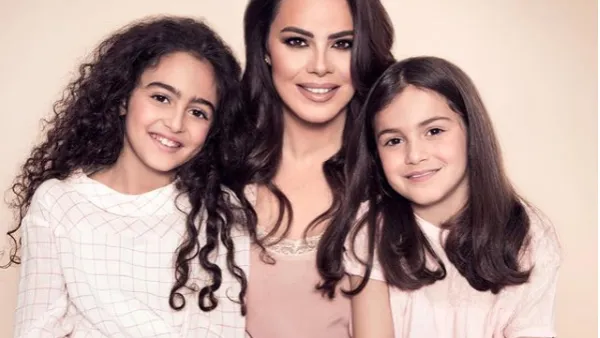 نورما نعوم وابنتيها (instagram.com/normanaoum)