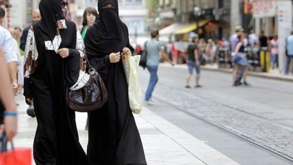 بدأت الدنمارك تطبيق حظر ارتداء النقاب في الأماكن العامة