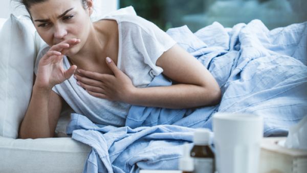 من أعراض حساسية الحلق الرشح العالي، وحدوث سيلان في الأنف 