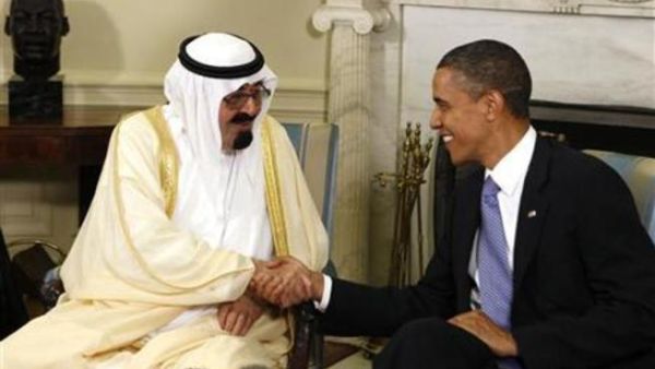الرئيس الاميركي باراك أوباما يصافح العاهل السعودي الملك عبدالله في البيت الابيض