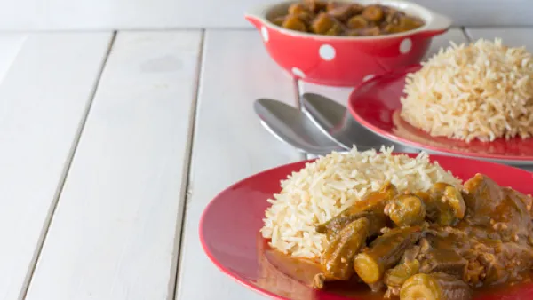 طبق البامية مع الأرز بالشعيرية