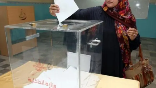 عمانية تدلي بصوتها في انتخابات مجلس الشورى في مسقط