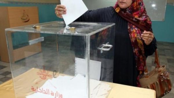 عمانية تدلي بصوتها في انتخابات مجلس الشورى في مسقط