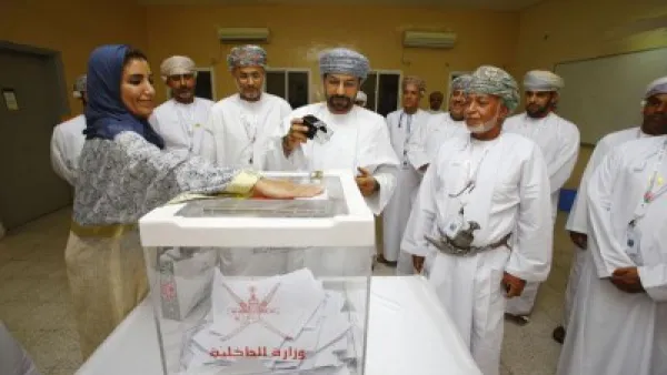 العمانيون ينتخبون اعضاء مجلس الشورى