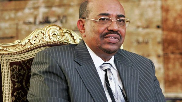 طالب مغردون سودانيون من ضاحي خلفان بالكف عن التغريد في الشأن السوداني