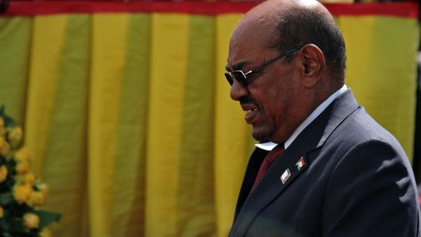 هاجس الانقلاب يدفع البشير إلى نشر الجيش في الخرطوم