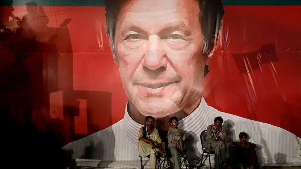 أدّى لاعب الكريكيت السابق، عمران خان (65 عاماً)، اليمين رئيساً للوزراء، السبت الماضي