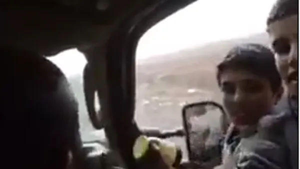  طالب الأطفال النازحين بترديد عبارتي "لبيك يا حسين لبيك يا علي" 