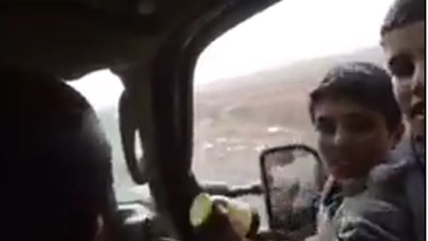 طالب الأطفال النازحين بترديد عبارتي "لبيك يا حسين لبيك يا علي" طالب الأطفال النازحين بترديد عبارتي "لبيك يا حسين لبيك يا علي"