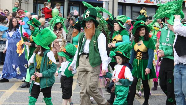The first St. Patrick's Day parade took place in Boston, organized by 27 Irish immigrants in 1737. (ba-bamail.com)