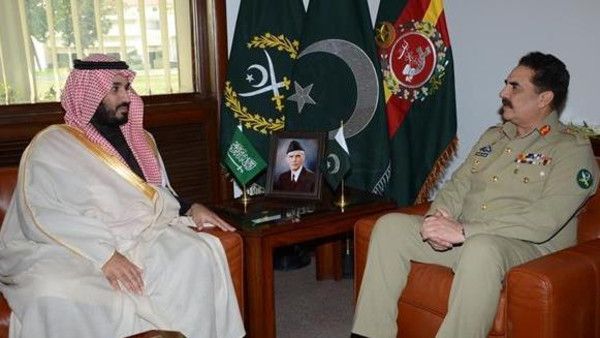 قائد الجيش الباكستاني مع ولي ولي العهد السعودي وزير الدفاع، الأمير محمد بن سلمان