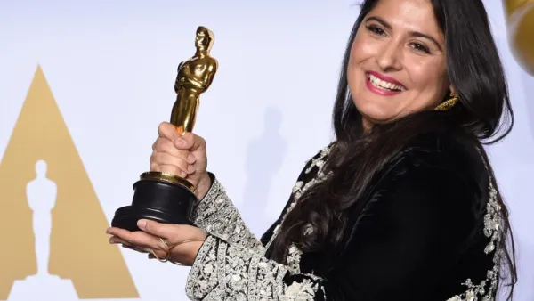 Director Sharmeen Obaid-Chinoy poses with her Oscar for Best Documentary Short Subject during the 88th Oscars in Hollywood on February 28, 2016.  (AFP/Robyn Beck) 