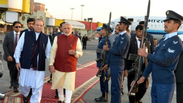 رئيس الوزراء الهندي يقوم بزيارة مفاجئة لباكستان
