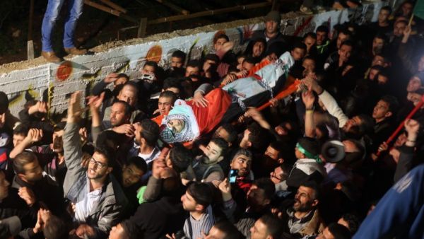 Palestinian mourners carry the body of Mohammed Zaghlwan during a funeral, for him and Labib Azzam, in the West Bank city of Nablus on March 2, 2016. (AFP/Jaafar Ashtiyeh)