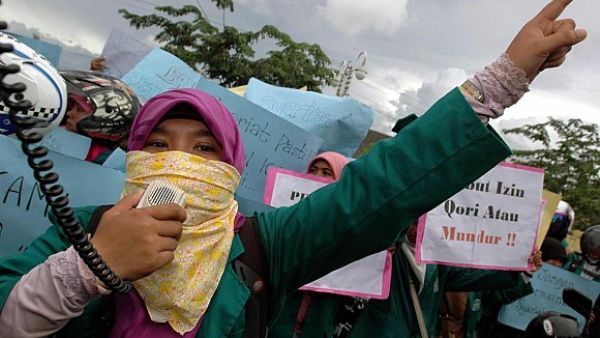 مدينة باندا اتشيه الأندونيسية تفرض حظر تجول على النساء