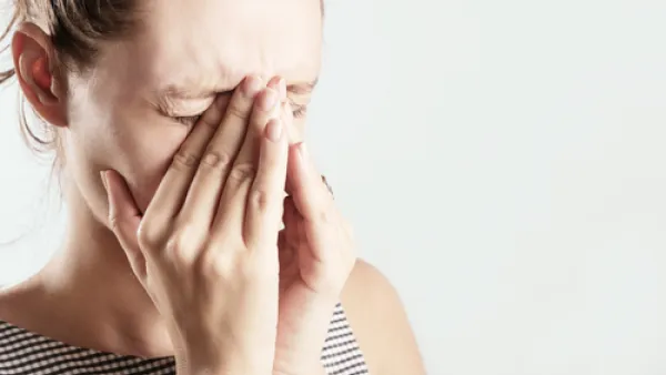 عليك بالماء فهو يجعل المخاط سائل مما يقلل نسبيا من إنسداد الأنف