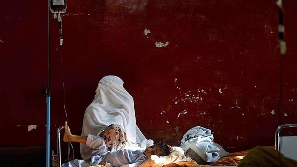 A mother sits alongside her son, a thalassemia patient, as he receives blood in Peshawar, Pakistan on Dec. 4, 2014. (AFP/File)