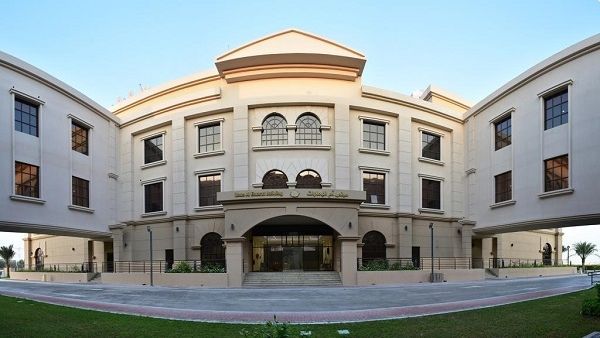حرصت الجامعة على أن تكون مرافق المبنى مصممة وفق أرقى المعايير العالمية العصرية لتوفر بيئة تعليمية مشجعة ومناسبة ومريحة لطلبة الجامعة وتوفر لهم مختلف احتياجاتهم العلمية.
