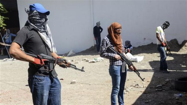 PKK militants stand behind a barricade during clashes with Turkish forces in Diyarbakir province September 28, 2015. (AFP/File)
