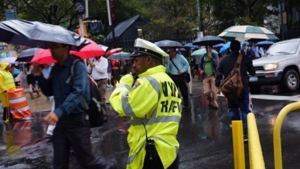 مسلحا يستقل سيارة اعترض الإمام ومساعده قرب المركز الإسلامي