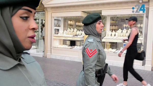 وأقرت المتهمة في تحقيقات النيابة العامة باعتدائها على الشرطي، كما اعترفت بعضه أمام محكمة الجنايات وطلبت الرأفة.