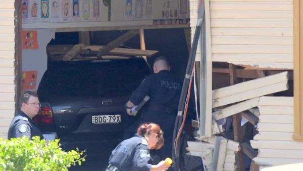 مقتل تلميذين وإصابة 20 جراء اصطدام سيارة بمدرسة في سيدني
