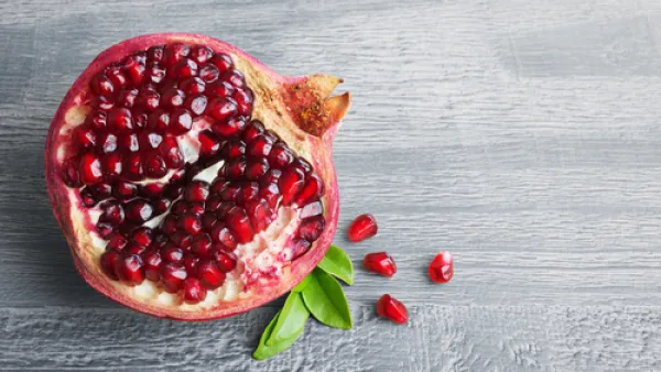 الرمان أحد أنواع الفاكهة الخريفية لذيذة الطعم


