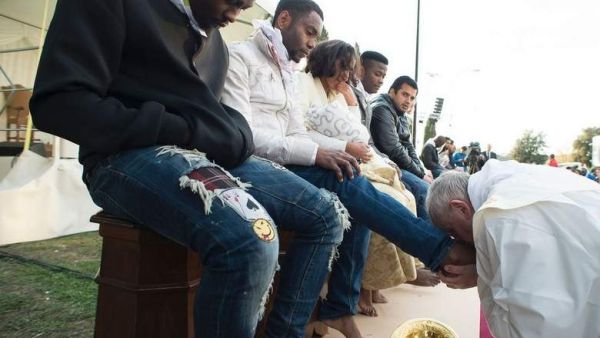 Pope Francis performs the foot-washing ritual at the Castelnuovo di Porto refugees center near Rome on March 24, 2016. (AFP/File)