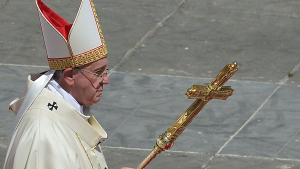 Pope Francis leads a mass in St Peter's square for the canonization of four blessed nuns, whose two lived in Ottoman Palestine, on May 17, 2015 in Vatican. (AFP/Alberto Pizzoli)