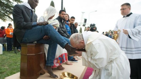 Pope Francis performs the foot-washing ritual at the Castelnuovo di Porto refugees center near Rome on March 24, 2016. (AFP/Osservatore Romano)