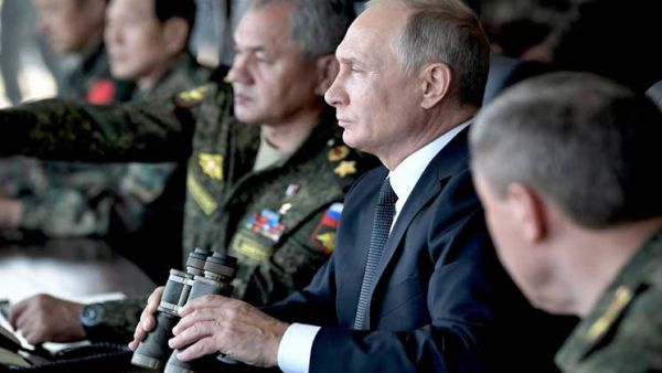 بوتين يتفقد مناورات عسكرية ويتعهد بتعزيز الجيش وتزويده بجيل جديد من الأسلحة 
