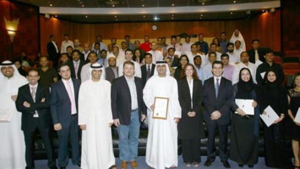 محمود البستكي، مدير دبي التجارية، مع الخريجين