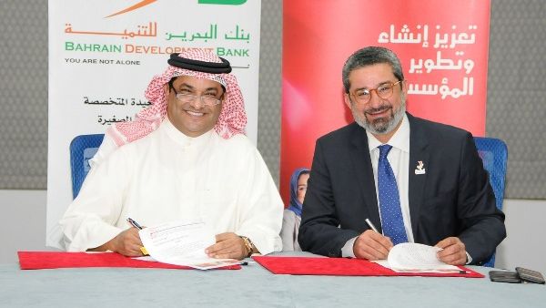 Mr Al-Aujan and Mr. Al-Amin signing the agreement