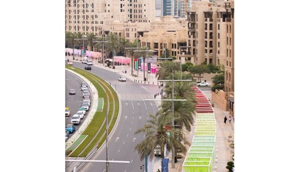 يعتبر '100 لون' من بين أول الأعمال والتركيبات الفنية التي تقدّمها 'إعمار للفنون'.
