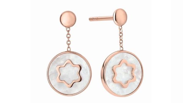 At the heart of the design is an original expression of the Maison’s heritage: the iconic Montblanc emblem reimagined in pink gold and mother-of-pearl.