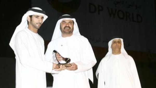 محمد المعلّم، نائب الرئيس الأول ومدير عام موانئ دبي العالمية يتسلم الجائزة من الشيخ حمدان بن محمد بن راشد آل مكتوم ولي عهد دبي
