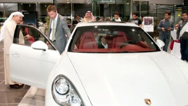 Thahabi customers check the new car 