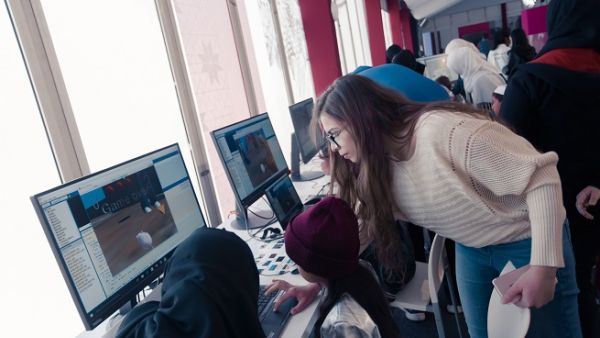 يُعد تطبيق "أليس الشرق الأوسط" منصة تعليمية تفاعلية، تُساعد الأطفال على تعلّم أساسيات البرمجة.