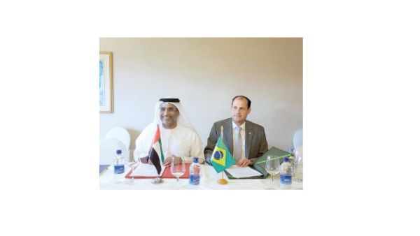 سيف السويدي خلال توقيع الاتفاقية