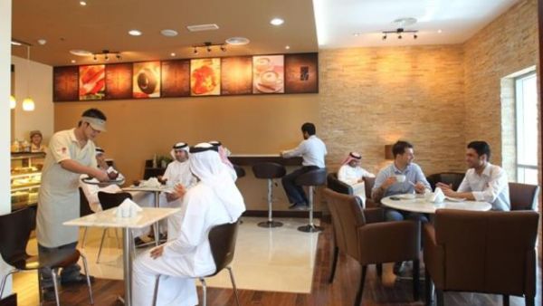 متعاملون في الكوفي شوب الذي افتتحه الهيئة بمركزها في البرشاء